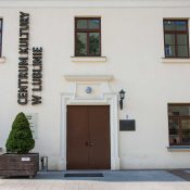 Wejście główne do budynku, napis Centrum Kultury w Lublinie w formie neonu, zamknięte drzwi dwuskrzydłowe