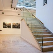 Wirydarz Galerii Białej, schody na poziom minus jeden, widoczna ekspozycja