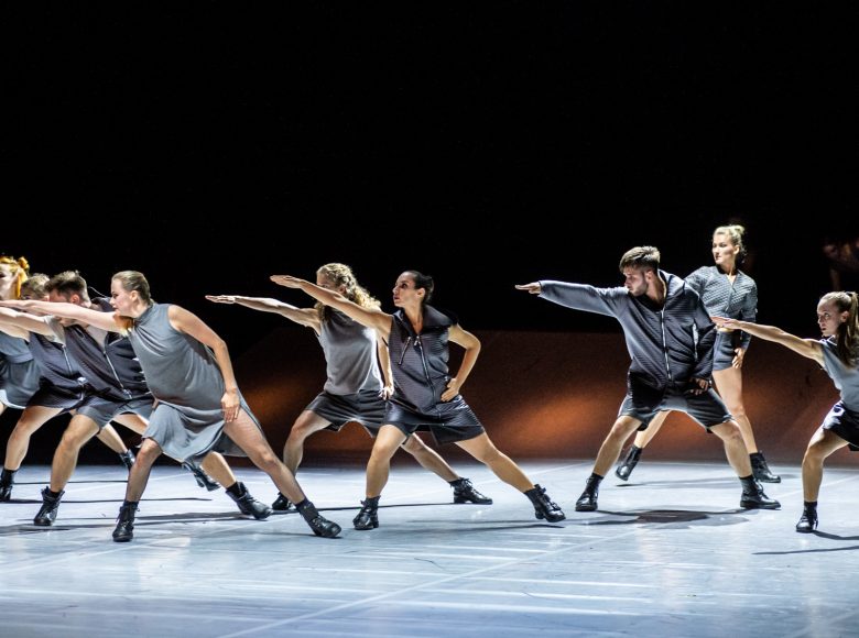 Zdjęcie przedstawia grupę tancerzy wykonujących układ na scenie podczas występu