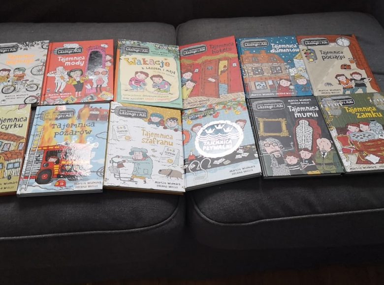 Zdjęcie przedstawia książki dla dzieci leżące na kanapie]