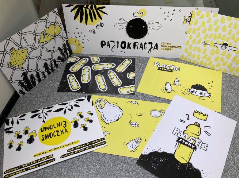 [Zdjęcie przedstawia pocztówki z czarno-biało-żółtymi ulotkami]