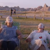 [Zdjęcie przedstawia dwie kobiety leżące na rozkładanych fotelach. Mają maseczki na twarzach i ogórki położone na oczach. W tle znajdują się góry]