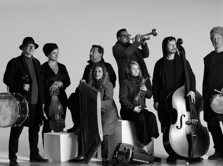 Czarno-białe zdjęcie zespołu Kapela ze wsi Warszawa