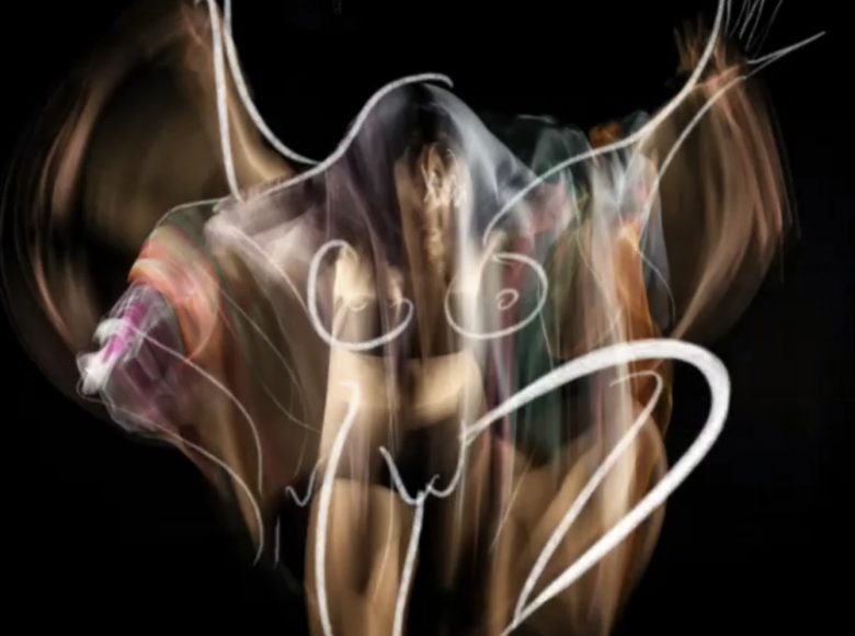 Kadr z filmu animowanego. Bardzo rozmazane, poruszone zdjęcie postaci, na nim dorysowane kontury kobiety.