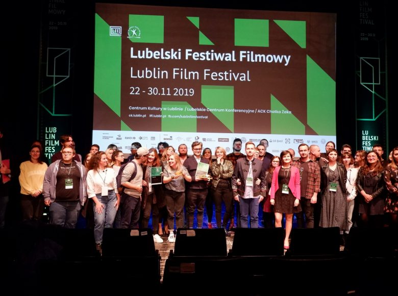[Zdjęcie przedstawia organizatorów, gości i wolontariuszy LFF 2019. ]