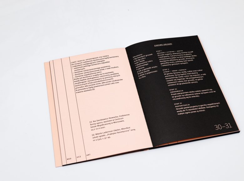 Zdjęcie. Otwarta książka. Dwie strony zapisane tekstem. Jedna strona jest czarna, a druga kremowa. Tło białe, jednolite.