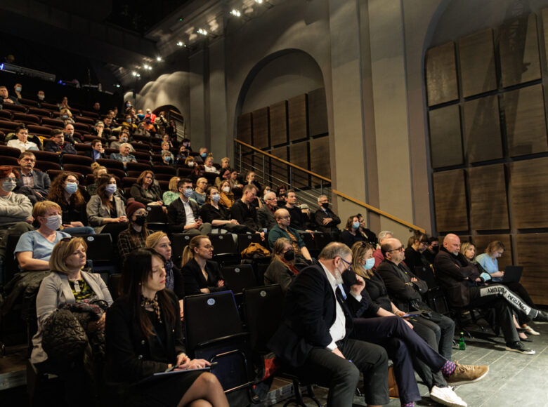 Zdjęcie. Wnętrze Sali Widowiskowej Centrum Kultury w Lublinie. Widownia jest wypełniona ludźmi.