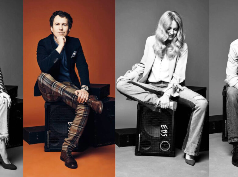 Kolaż zdjęć: trzech czarno-białych i jednego kolorowego z pomarańczowym tłem. Każda fotografia przedstawia jednego muzyka, który siedzi na dużym głośniku.