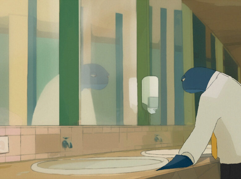 Kadr z filmu animowanego. Postać człowieka-ryby o rybiej głowie i płetwach, ale ubranego w koszulę z krawatem i spodnie, stoi w łazience przed dużym lustrze, opiera ręce na blacie z umywalkami.