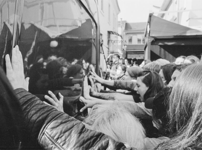 Zdjęcie wykonane przez Zmicera Waynowskiego, wykonane podczas protestów w Białorusi w 2020 roku. Przedstawia tłum ludzi napierający na barykadę.