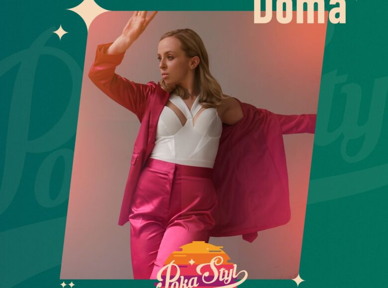 Na zielonym tle umieszczone zdjęcie młodej kobiety w ujęciu od kolan w górę. Kobieta jest ubrana w czerwone spodnie, czerwoną rozpiętą marynarkę i biały top. Za nią neutralne tło. Na fotografii napis: "Doma. Poka Styl".