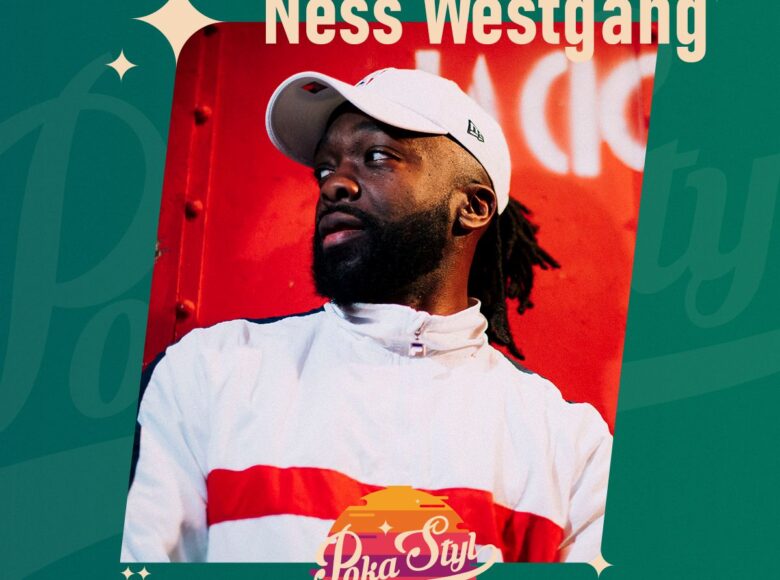 Na zielonym tle umieszczone zdjęcie czarnoskórego mężczyzny. Widzimy jego głowę i ramiona. Mężczyzna jest ubrany w sportową bluzę i białą czapkę z daszkiem. Za nim pomarańczowa ściana. Na fotografii napis: "Ness Westgang. Poka Styl".