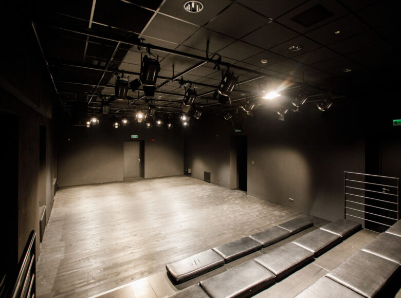 Zdjęcie. Wnętrze Sali Czarnej w Centrum Kultury w Lublinie.