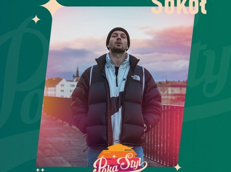 Na zielonym tle umieszczone zdjęcie stojącego mężczyzny. Mężczyzna jest ubrany w puchową kurtkę, dżinsy i zimową czapkę. Za nim w oddali rząd budynków i zachmurzone niebo. Na fotografii napis: "Sokół. Poka Styl".