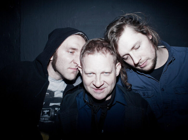 Zdjęcie członków zespołu Shofar. Mężczyźni znajdują się blisko siebie. Stykają się głowami.