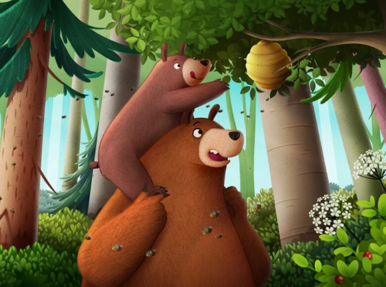 Na zdjęciu kadr z animacji przedstawiający niedźwiedzie podczas próby zdobycia miodu – mały niedźwiadek sięga wysoko do gniazda pszczół, wokoło las.