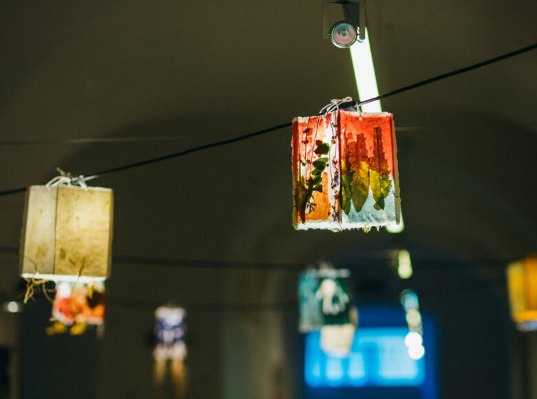 Zdjęcie. korytarz Galerii sztuczki. Zbliżenie na lampiony przymocowane do sufitu za pomocą czarnej liny.