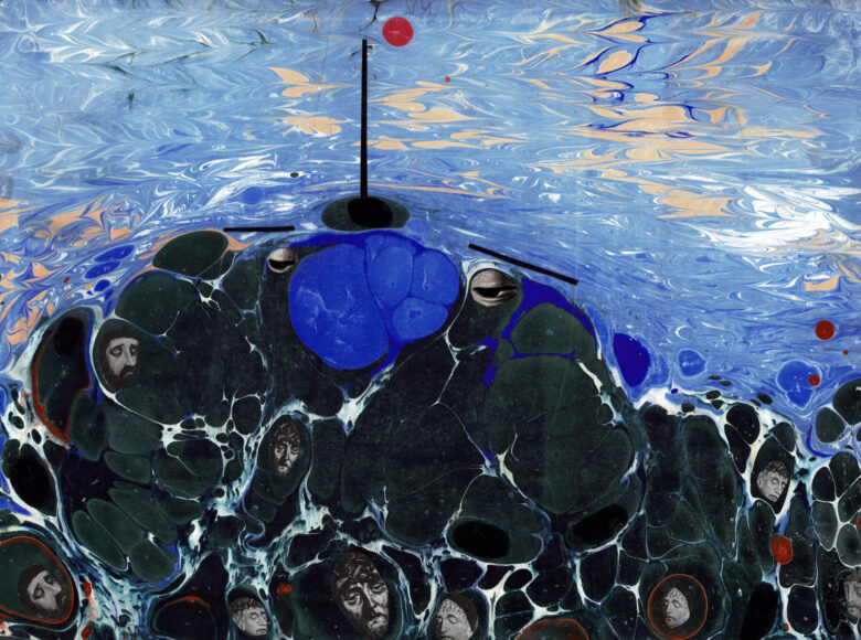 Grafika w kształcie poziomego prostokąta. Surrealistyczny kolaż w technice ebru. Surrealistyczny oznacza burzący logiczny porządek rzeczywistości, pełen zniekształceń, chaosu, wizji. Ebru to sztuka zdobienia poprzez przenoszenie na papier wzorów tworzonych przy pomocy farb rozprowadzanych pędzelkami i patyczkami na wodzie zagęszczonej tłustą substancją, tak zwane marmurkowanie. Praca składa się z plam barwnych. Od dołu plamy czarne z ciemnoniebieską, a większa część na górze to plamy jasnoniebieskie z akcentami białego, jasnożółtego i pojedyncze czerwone kółka. W niektóre czarne plamy wklejone zostały zaokrąglone motywy religijne, głowy Chrystusa, przymknięte oczy, wycięte ze starego czarno-białego albumu z historii sztuki reprodukcje z polskiego malarstwa gotyckiego, renesansowego lub wczesnego manieryzmu. Na górze czarnych plam trzy czarne kreski, dwie poziome po bokach i jedna pionowa pośrodku. Czarne plamy wyglądają jak góra lub wieloryb w towarzystwie wody.