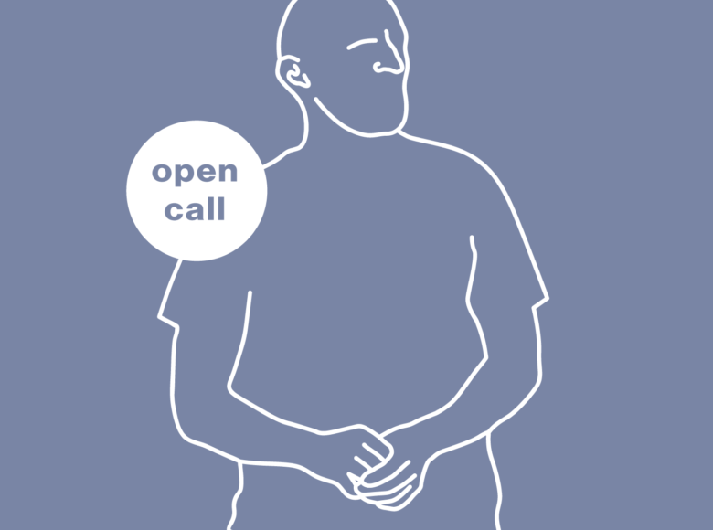 Grafika. Jasnoniebieskie tło, a na nim biała sylwetka mężczyzny. W okrągłym, białym polu napis Open call.