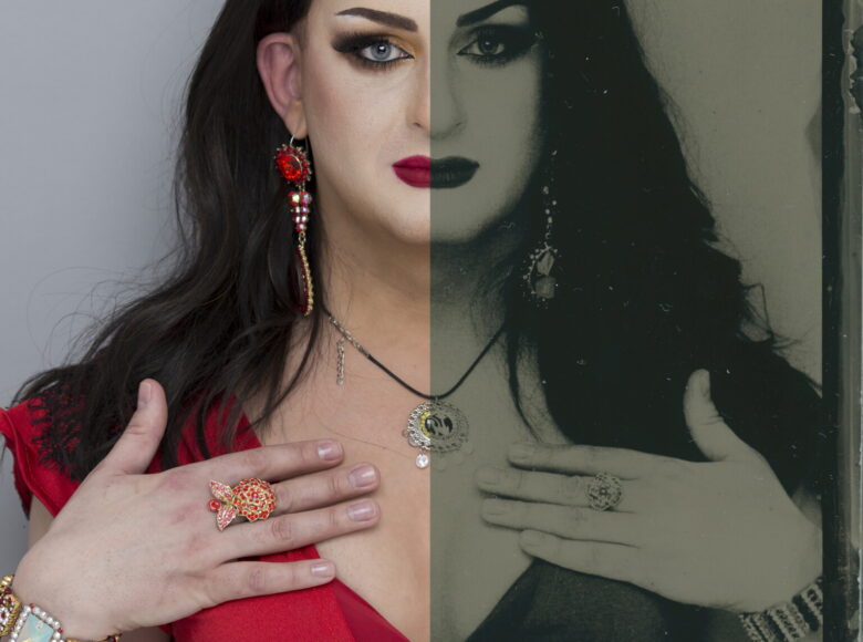 Fotografia artystyczna. Przedstawia portret Drag Queen. Jedna połowa zdjęcia jest kolorowa a druga czarnobiała.