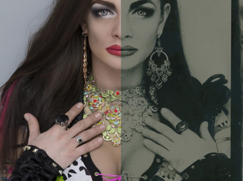 Fotografia artystyczna. Przedstawia portret Drag Queen. Jedna połowa zdjęcia jest kolorowa a druga czarnobiała.