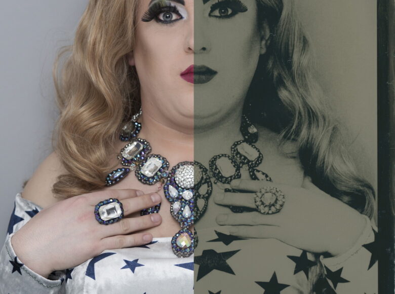 Fotografia artystyczna. Przedstawia portret Drag Queen. Jedna połowa zdjęcia jest kolorowa a druga czarnobiała.