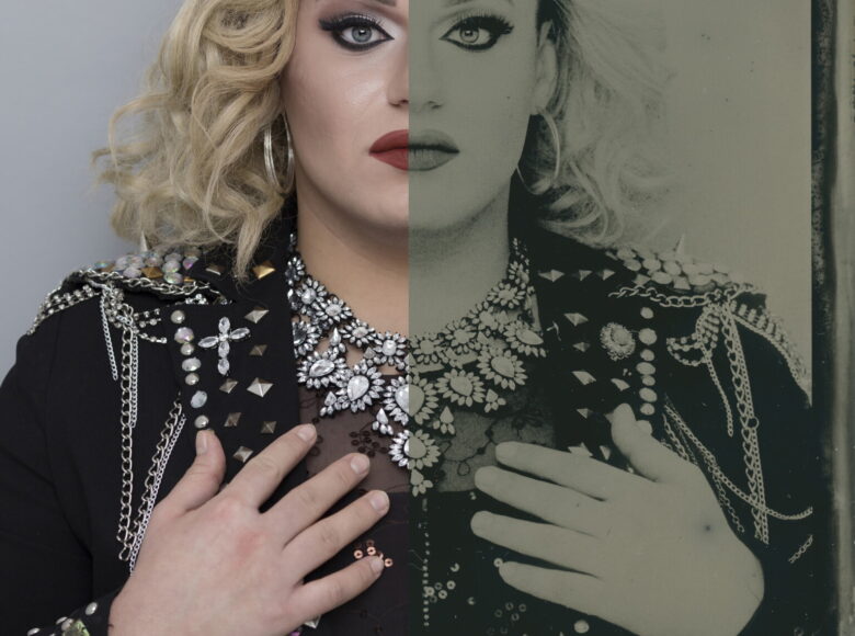 Fotografia artystyczna. Przedstawia portret Drag Queen. Jedna połowa zdjęcia jest kolorowa a druga czarnobiała.