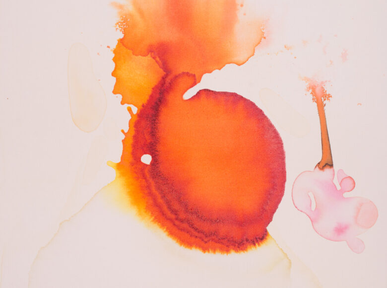 Obraz autorstwa Basi Bańdy pod tytułem "Pożarowisko". Ekolina na płótnie. Na białym tle okrągłe plamy w odcieniach pomarańczowego.