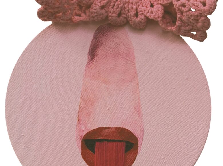 Zdjęcie instalacji artystycznej, składającej się z okrągłego, różowego obrazu i różówej, koronkowej