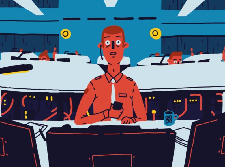 Kadr z filmu animowanego. Przedstawia mężczyznę, który siedzi przy biurku, na którym znajdują się trzy komputery. Za mężczyzna znajdują się boksy, w których pracują inni ludzie.