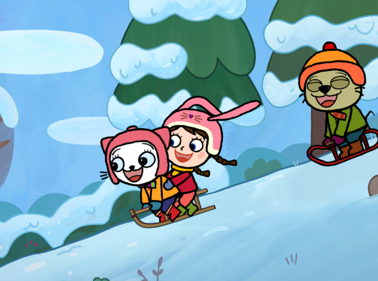 Kadr przedstawia tytułową Kicię Kocię podczas zimowej zabawy – zjeżdżania na sankach razem z przyjaciółmi po stromym ośnieżonym zboczu.