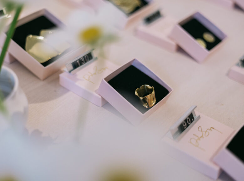 Zdjęcie przedstawia gablotę ze złotą biżuterią.