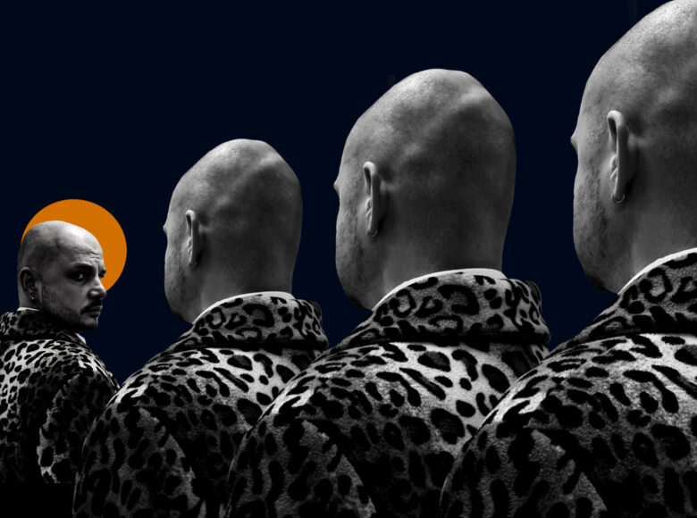 Na granice postać mężczyzny ubranego w płaszcz we wzór panterki. Postać zwielokrotniona 4 razy, stojąca obok siebie, 3 razy odwrócona tyłem do kadru. Postać skrajnie po lewej patrzy na pozostałe.