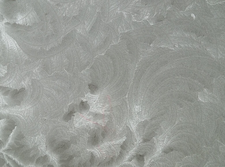 Obraz przedstawia szaro-białe smugi.