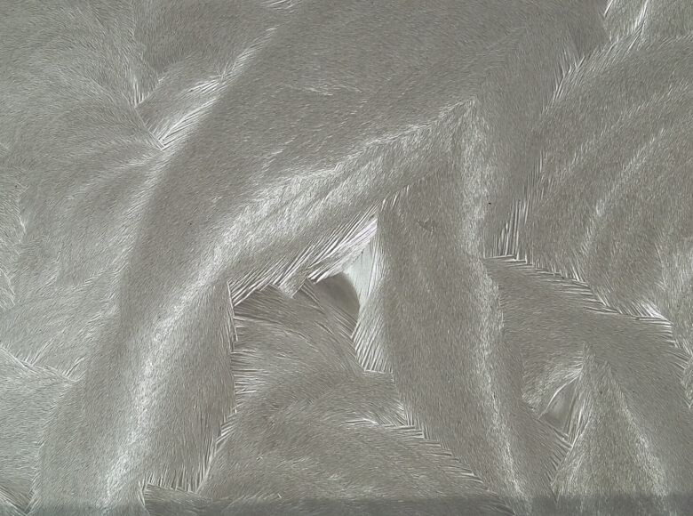 Obraz przedstawia szaro-białe smugi.