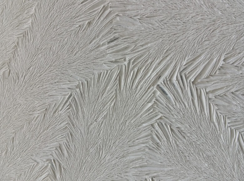 Obraz przedstawia szaro-białe smugi.