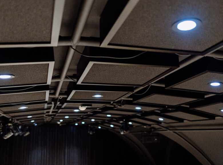 Zdjęcie. Na zbliżeniu oświetlenie sufitowe.