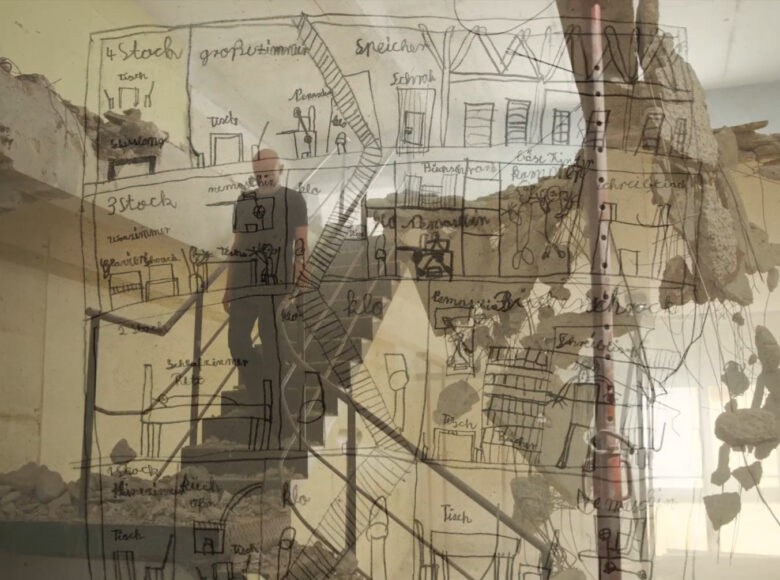 Kadr z filmu "Anselm". Po krętych schodach schodzi ubrany na czarno mężczyzna. Na kadr nakłada się grafika z odręcznymi rysunkami przedstawiającymi plan domu.