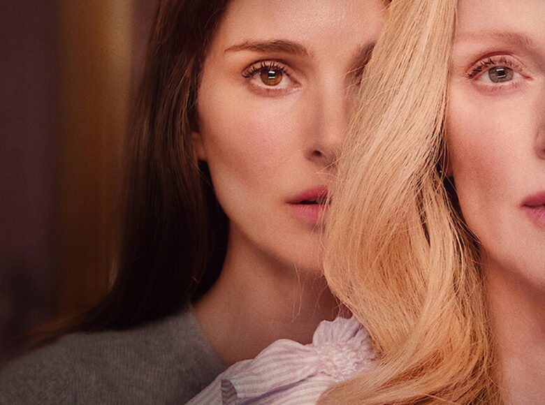 Kadr z filmu. Zbliżenie na twarze dwóch młodych kobiet. Twarz blondynki ucina prawa krawędź kadru, tak, że widzimy lewą połowę jej twarzy. Za nią stoi kobieta o ciemnych włosach, połowę jej twarzy zasłaniają włosy blondynki.