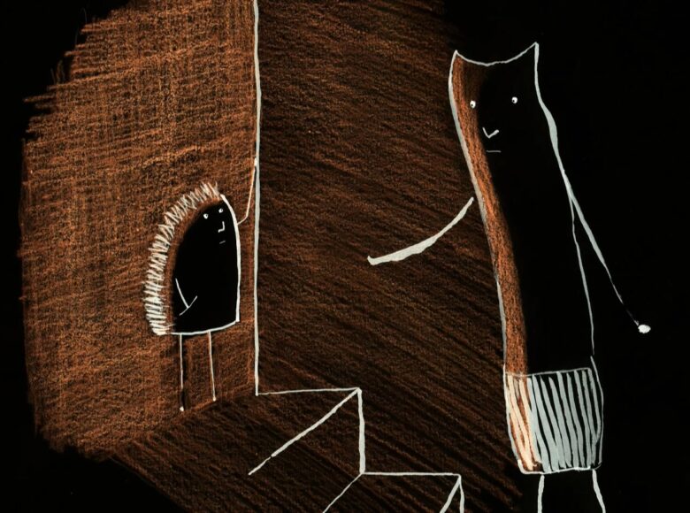 Kadr z filmu animowanego. Na czarnym tle dwie postaci narysowane białą kreską. Mały stworek ma kolce na plecach, większy ma sterczące uszy.