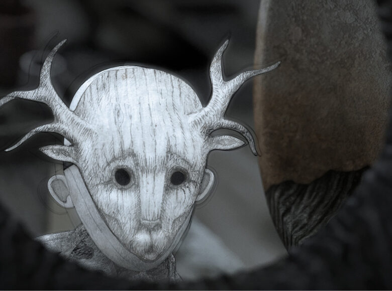 Kadr z filmu animowanego. Scena przedstawia stworka z ludzkimi rysami twarzy i rogami na głowie. Stworek wychyla się z dziupli w drzewie.