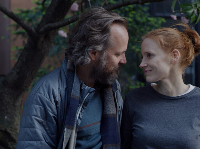 W centralnym punkcie zdjęcia kobieta i mężczyzna, oboje zapatrzeni w siebie, radości, uśmiechnięci, życzliwi.