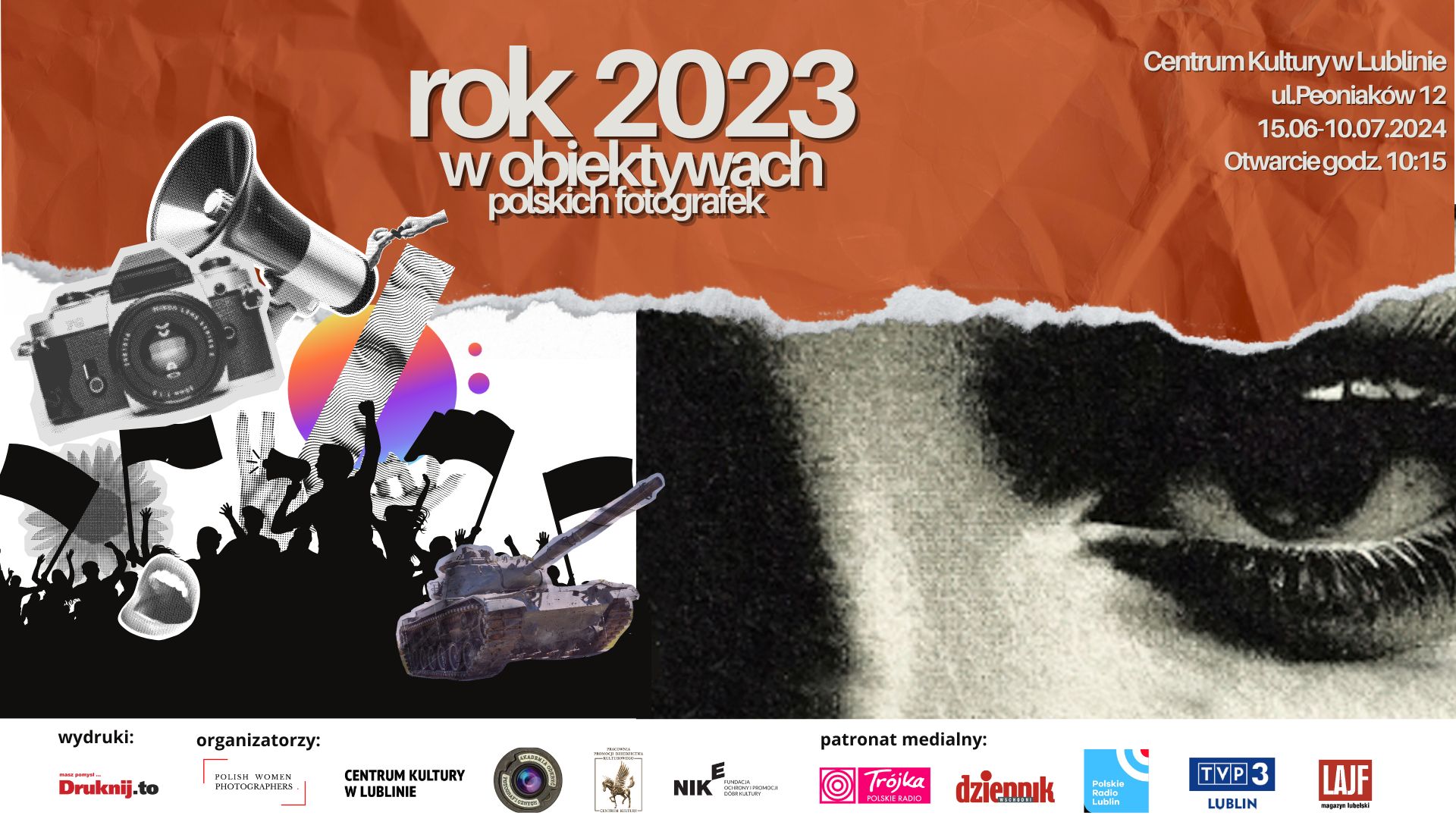 Grafika reklamująca wystawę „Rok 2023 w obiektywach polskich fotografek” , przedstawia kolorowy kolaż składający się z różnych, pozornie nie powiązanych elementów. Na górze grafiki widzimy nieregularny pomarańczowy pas, o fakturze lekko pomiętego papieru. Pod tym pasem, po prawej stronie widzimy zbliżenie czarno-białego zdjęcia fragmentu twarzy kobiety z wyeksponowanym lewym okiem. Po lewej stronie grafiki widzimy na białym tle małe, czarne sylwetki jakiegoś tłumu. Naszą uwagę zwraca sylwetka postaci z megafonem i czarne chorągwie, co sugeruje że tłum jest jakąś demonstracją. Abstrakcyjności tej grafiki oraz wrażenia chaosu który ona pragnie przedstawić, dodają umieszczone „jakby w powietrzu, na białym tle” sylwetki czołgu, megafonu, aparatu fotograficznego, dłoni, kwiatu słonecznika, fragmentów rzeźby twarzy o klasycznych rysach i inne, nie powiązane z sobą elementy. 