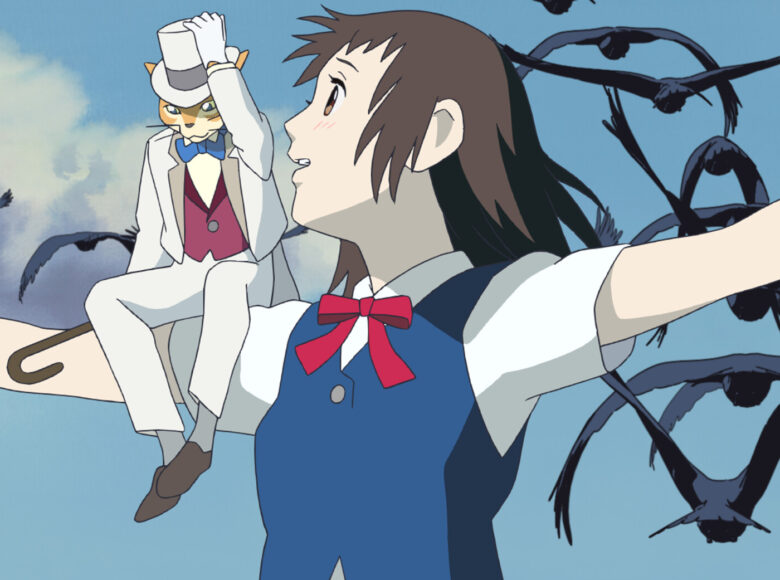 Kadr z filmu animowanego. Na tle nieba dziewczyna z rozpostartymi rękami. Na jej ramieniu siedzi malutki człowiek z głową kota, ubrany w garnitur. Za nimi ptaki w locie.