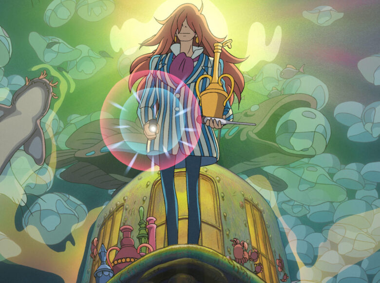 Kadr z filmu animowanego. Na środku na podwyższeniu stoi postać w biało niebieskim ubraniu. Za nią w tle podwodny świat z wielkimi rybami i meduzami.