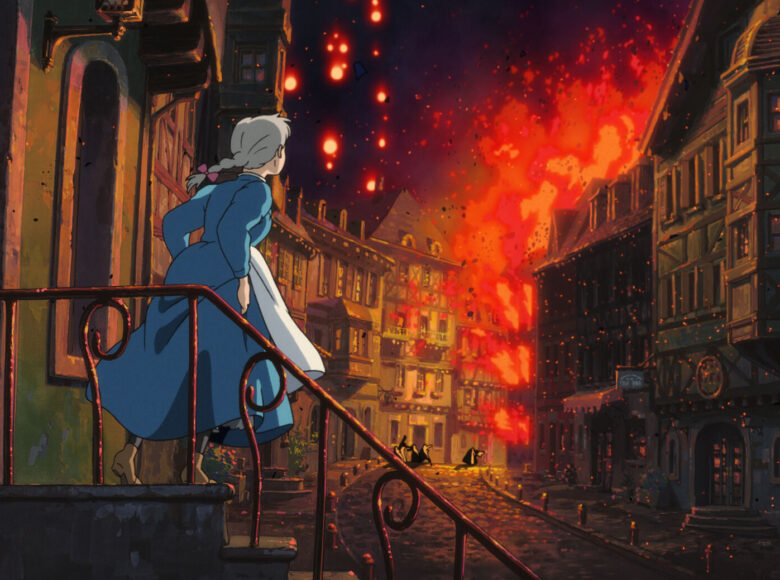 Kadr z filmu rysunkowego. Uliczka miejska ze starymi kamienicami. W tle pożar. Na pierwszym planie przy wejściu do kamienicy stoi dziewczyna i patrzy na pożar.