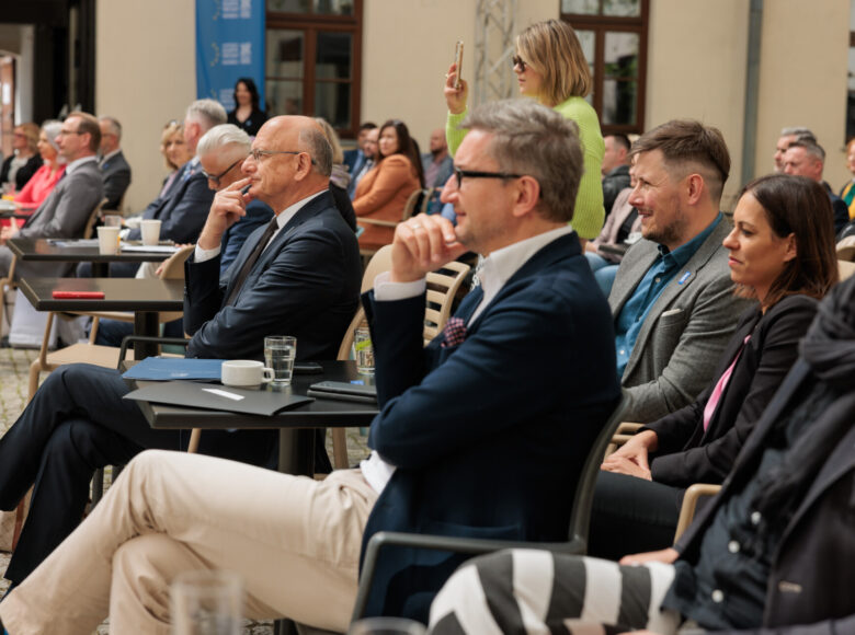 Wirydarz Centrum Kultury w Lublinie. Na widowni grupa osób, wśród nich prezydent Lublina.