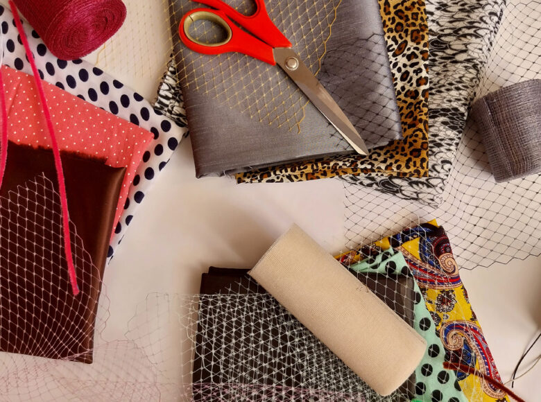 Fotografia przedstawia różnego rodzaju, kolorowe materiały.