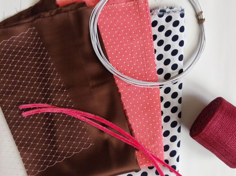 Fotografia przedstawia różnego rodzaju, kolorowe materiały.