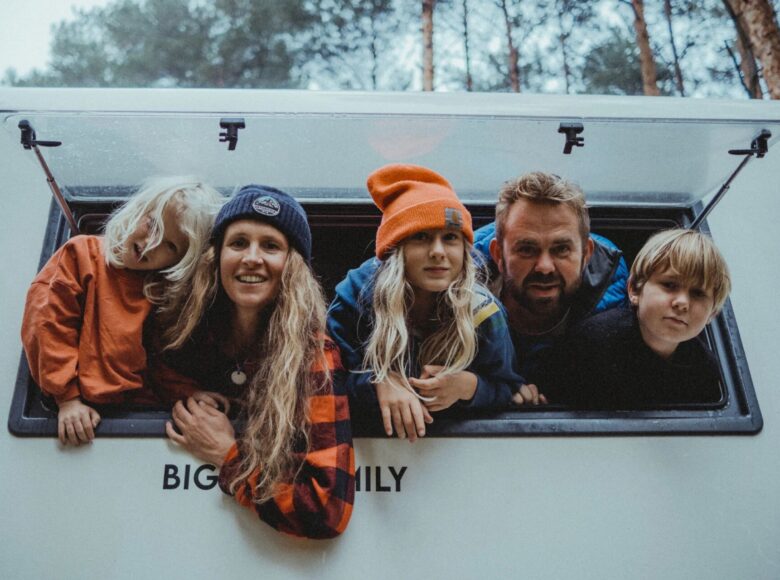 Fotos z filmu przedstawia pięcioosobową rodzinę wychylającą się z okna. Od lewej dziecko w pomarańczowej bluzie o blond włosach, Mama o długich blond włosach w ciemnej czapce i koszuli w kratę. Starsze dziecko w pomarańczowej czapce i niebieskiej kurtce. Tata o krótkich włosach i brodzie w niebieskiej kurtce. Chłopczyk o krótkich blond włosach w czarnym swetrze.